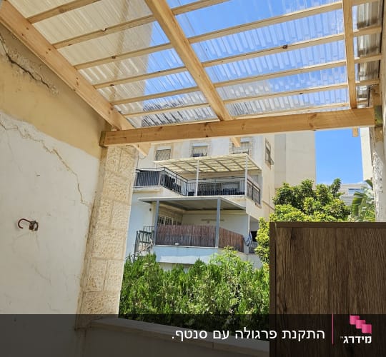 התקנת סוכך קבוע מלוחות שקופים וקורות עץ במרפסת